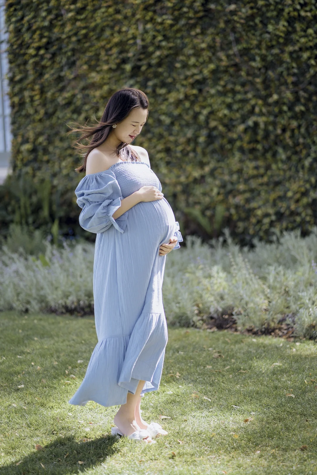 Studio maternity posing detail